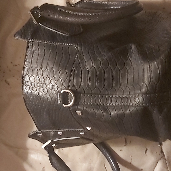 Woman's genuine guess purse - Picture 3 of 5